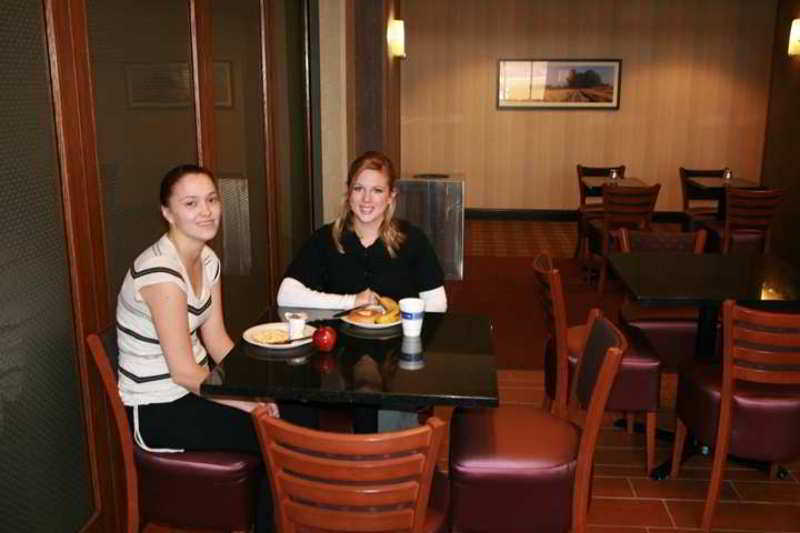 Hampton Inn & Suites Marshalltown Restaurant photo